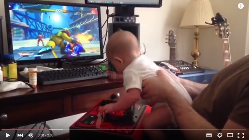 Com 6 meses de idade zerando Street Fighter 5